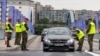 Польскія памежнікі правяраюць аўтамабілі на польска-нямецкай мяжы ў Слубіцах, на захадзе Польшчы, недалёка ад нямецкага Франкфурту-на-Одэры, 7 ліпеня 2025 году