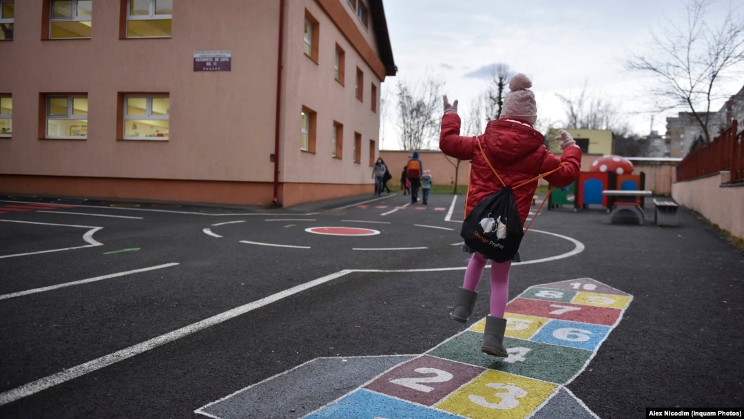 În marile orașe, școlile nu permit organizarea claselor cu un număr mai mic de elevi.