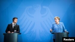 Презилдент України Володимир Зеленський (л) і канцлер Німеччини Анґела Меркель, Берлін, 12 липня 2021 року