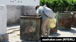 Türkmenistanda zir-zibil dökülýän çelekleri dörýän adam. Arhiwden alnan surat