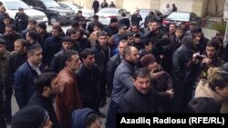 Акция протеста торговцев в метро и подземных переходах у станции метрополитена «Элмляр Академиясы». Баку, 11 марта 2014.