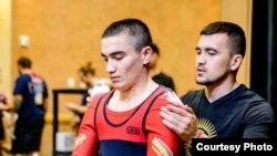 Акжол Алымбек уулу агасы жана машыктыруучусу Азамат Алымбек уулу менен