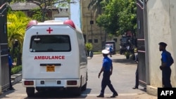 Карета швидкої допомоги прибуває до південного штабу ВМС Шрі-Ланки в Ґалле, куди доставили врятованих моряків з IRIS Dena, 4 березня 2026 року