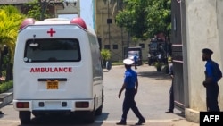 Машина скорой помощи въезжает на территорию штаба военно-морских сил Шри-Ланки в Галле за иранскими моряками, спасёнными с затонувшего фрегата IRIS Dena, 4 марта 2026 года.