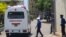 Машина скорой помощи въезжает на территорию штаба военно-морских сил Шри-Ланки в Галле за иранскими моряками, спасёнными с затонувшего фрегата IRIS Dena, 4 марта 2026 года.