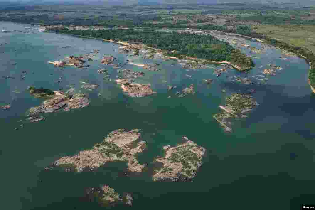 Így festenek az említett sziklák a magasból, amikor alacsonyabb a folyó vízszintje