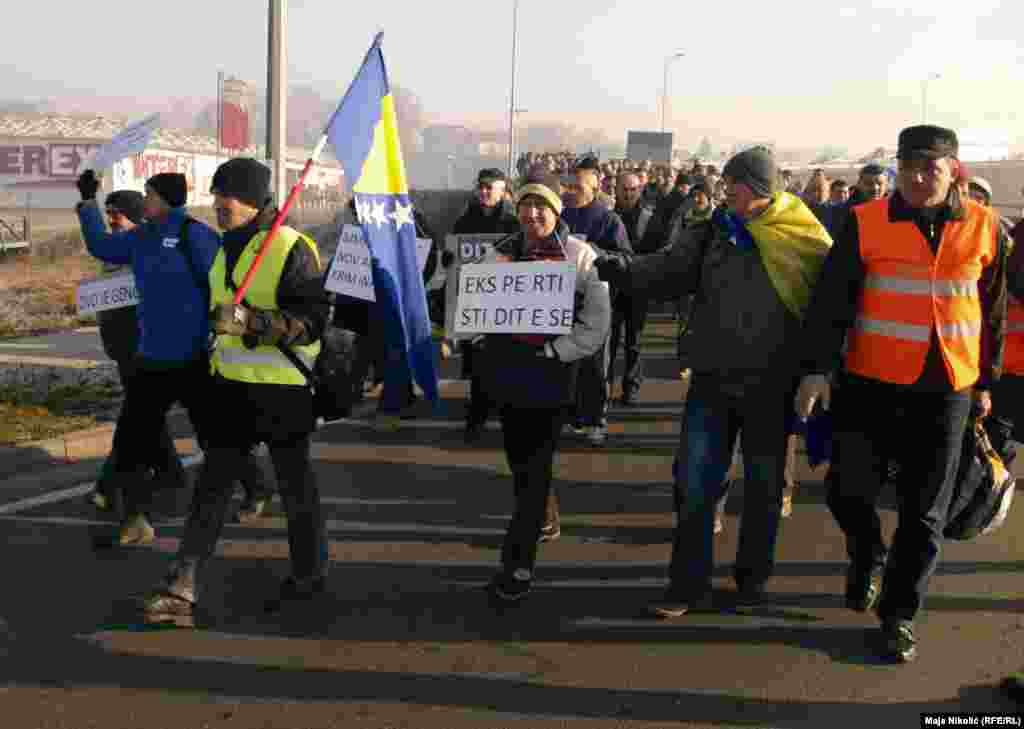 Workers from Tuzla set off on foot towards Croatia