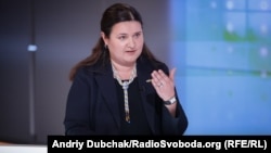 «По-перше, ми також запроваджуємо санкції. І Україна вже показала, що ми також боремося як з агресором, так і з впливом проросійських елементів в Україні», – сказала посол