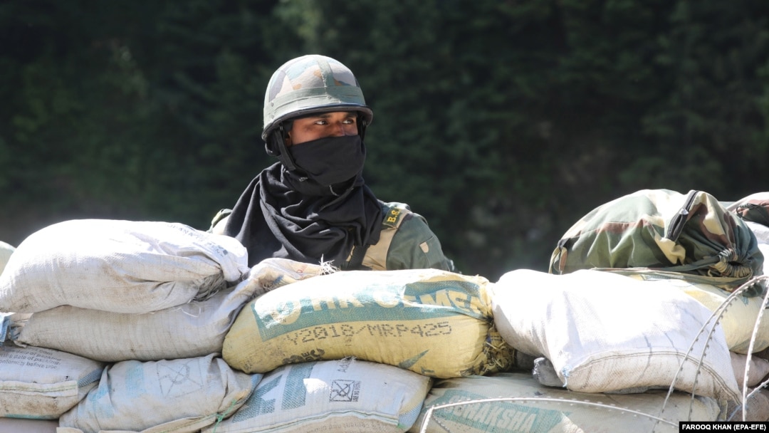 Желіде ересек адамға тыңшылық жасаған жас жігіттің ресейлік қолдан жасалған порно видеосы