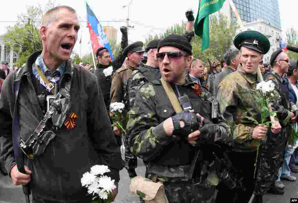 Озброєні проросійські бойовики під час мітингу з нагоди Дня Перемоги у Донецьку, 9 травня 2014 року