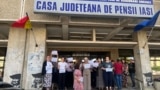 Angajați de la mai multe Case de Pensii din țară au protestat luni față de reducerea sporurilor de condiții vătămătoare.