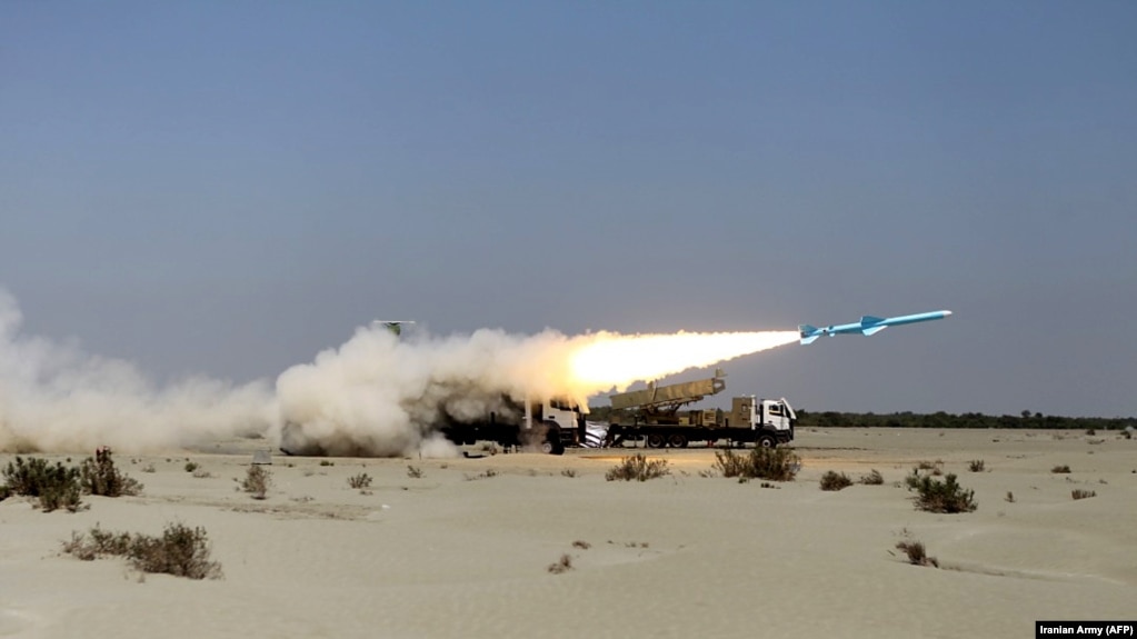 Raketa Noor dugog dometa, namijenjena gađanju brodova, ispaljuje se tokom vojnih vježbi iranske mornarice u Omanskom zalivu, 14. januara 2021.
