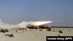 Raketa Noor dugog dometa, namijenjena gađanju brodova, ispaljuje se tokom vojnih vježbi iranske mornarice u Omanskom zalivu, 14. januara 2021.