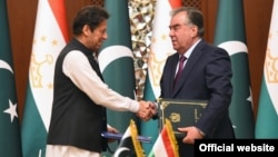 Премьер-министр Пакистана Имран Хан с президентом Таджикистана Эмомали Рахмоном