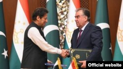 Пакистандын өкмөт башчысы Имран Хан жана Тажикстандын лидери Эмомали Рахмон. Дүйшөмбү, 17-сентябрь.