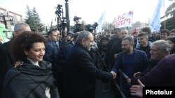 Исполняющий обязанности премьер-министра Армении Никол Пашинян возглавляет избирательную кампанию блока «Мой шаг» 