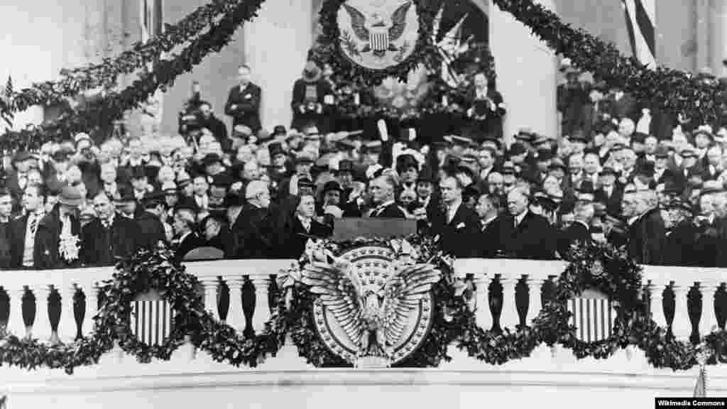 Franklin D. Roosevelt első elnöki beiktatási ünnepsége 1933. március 4-én a Capitoliumban a nagy gazdasági világválság csúcspontján, amikor huszonöt százalékon állt az amerikai munkanélküliség, tömegesen zártak be a bankok és mélyponton volt a közbizalom. Beiktatási beszédének sokat idézett sora: &bdquo;Az egyetlen&nbsp;dolog,&nbsp;amitől félnünk&nbsp;kell, az maga a&nbsp;félelem&rdquo;