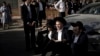 Tiltakozó ultraortodox fiatalok Izraelben