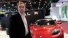 Izvršni direktor i predsjednik kompanije Tesla Motors Inc. Elon Musk ispred električnog vozila Tesla Roadster