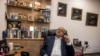 Ahmad Tibi izraeli arab parlamenti képviselő a Kneszet épületében lévő irodájában, Jeruzsálemben 2024. június 25-én