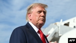 Presidenti amerikan, Donald Trump, duke folur me gazetarët në bazën ajrore Andrews, në Merilend më 21 gusht 2026. 