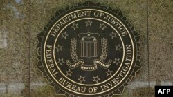 نشان اف‌بی‌آی بر ورودی ساختمان مرکزی پلیس فدرال در واشینگتن