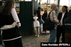 მოსწავლეებმა თავისი ხელით შექმნეს ბანერები, რომელიც საპროტესტო აქციაზე მიიტანეს.