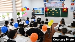 Ош облусу, Жылалды айылындагы орто мектеп. Иллюстрациялык сүрөт.