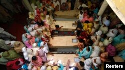 Հարազատները սգում են իրենց զավակների մահը, Գուջրաթ, Պակիստան, 25-ը մայիսի, 2013