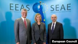 Kosowonyň premýer-ministri Isa Mustafa (s), Kosowonyň prezidenti Haşim Thaçi (ç) we Ýewropa Bileleşiginiň daşary syýasat boýunça ýolbaşçysy Federika Mogherini (ortada), Brussel, 24-nji ýanwar, 2017