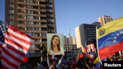 Люди святкують після того, як США вдарили по Венесуелі та захопили її лідера Ніколаса Мадуро та його дружину Сілію Флорес у Сантьяго, 3 січня 2026