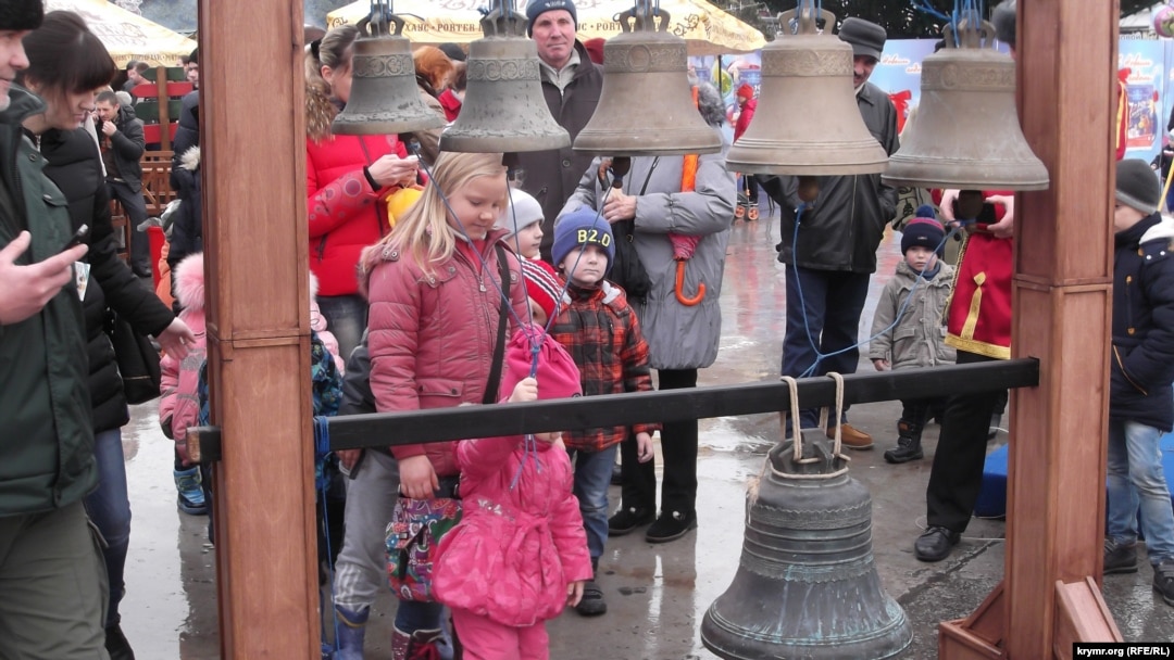 Order No. 66 lists Sevastopol’s educational institutions, how many students each establishment must send to the celebrations, and the times children must be present on the city’s main Nakhimov Square. (file photo) 