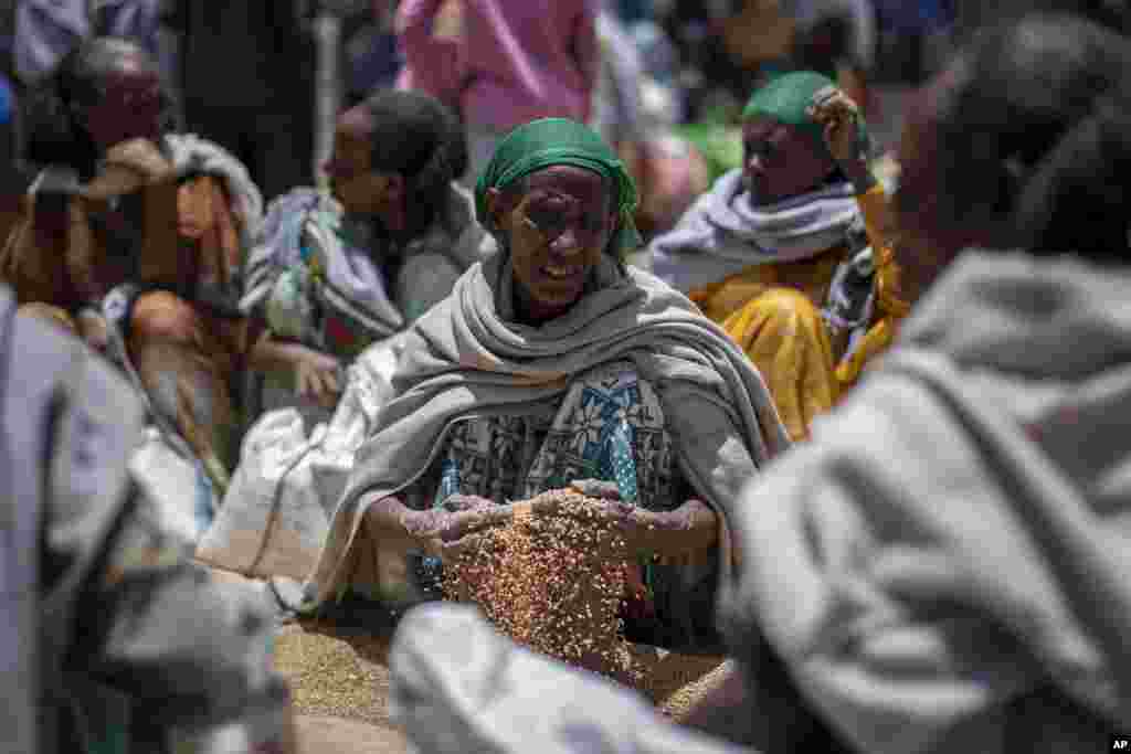 O femeie&nbsp; primește grâul distribuit în Agula, regiunea Tigray din nordul Etiopiei. (8 mai 2021)