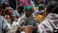 Një grua në Etiopi duke marrë ndihma.