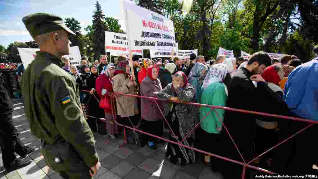 За даними кореспондента Радіо Свобода, до охорони правопорядку задіяні близько 200-300 правоохоронців