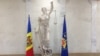 Statuie în interiorul sediului Procuraturii Generale