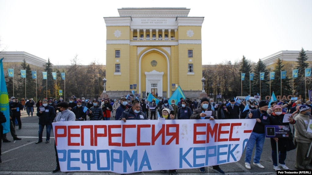 Люди на митинге в центре Алматы. 31 октября 2020 года.