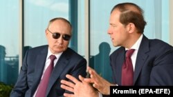 Ruski predsjednik Vladimir Putin (lijevo) sluša ministra industrije i trgovine Denisa Manturova. Na vanrednoj sjednici ruske Državne dume razmatrat će se imenovanje Manturova na mjesto potpredsjednika vlade (20. juli 2021.)