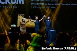 Alexandra Silocea (stânga), alături de mezzosopra Patricia Nolz (mijloc) și de actrița și naratoarea Laëtitia Eïdo (dreapta).