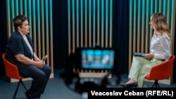 Fosta deputată Vitalia Pavlicenco, în studioul Europei Libere, în timpul înregistrării podcastului Pe Agendă cu Cristina Popușoi