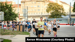 Учасники стартують у забігу пам’яті «Шаную воїнів, біжу за Героїв України», присвяченому загиблим українським військовослужбовцям. Прага, Чехія, 27 серпня 2026 року