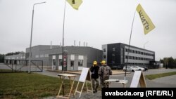 Перадвыбарчы пікет праціўнікаў будаўніцтва акумулятарнага завода каля яго агароджы