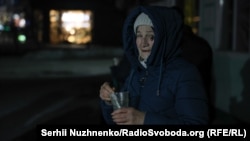 Пожилая женщина с горячей едой, которую ей принесли волонтёры. Киев, Украина, 9 февраля 2026 года