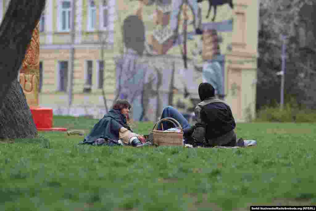 ... або на траві.Великдень. Київ, 12 квітня 2026 року