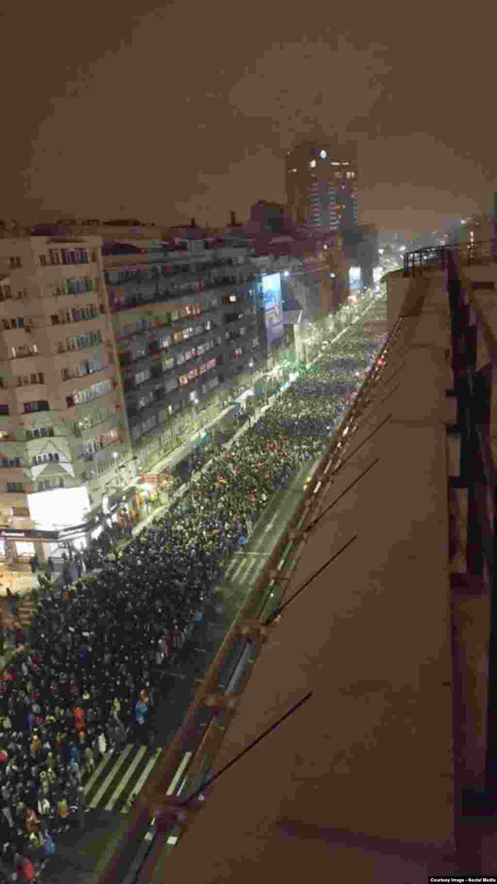 Fotografie a mulțimii demonstranților postată pe rețelele sociale la orele serii...