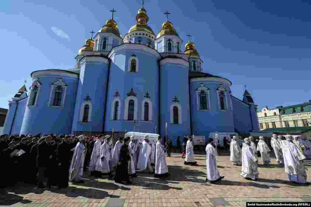 Після завершення заупокійної літургії жалобна процесія з тілом Філарета пройшла від Михайлівського Золотоверхого монастиря через Софійську площу до Володимирського кафедрального собору