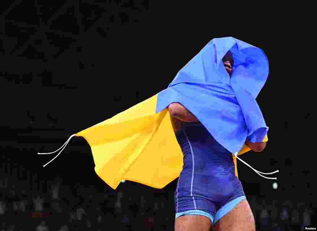 Після завершення поєдинку Беленюк загорнувся в український прапор...