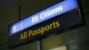 Un panou de informații privind controlul pașapoartelor pe Aeroportul Internațional din Malta, țară care a intrat în zona Schengen fără frontiere a UE, pe 21 decembrie 2007.