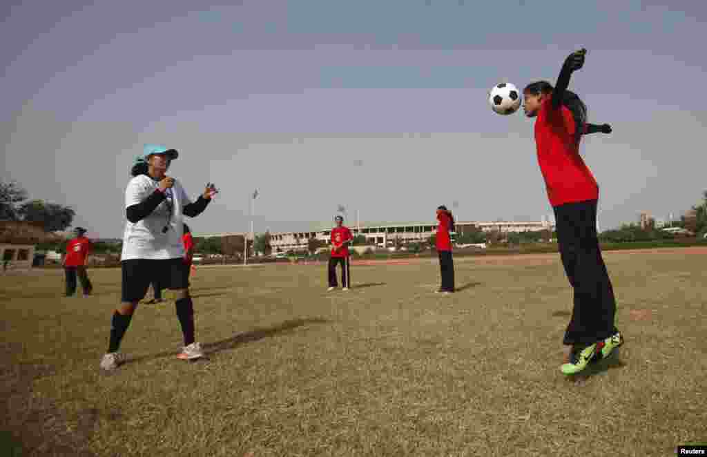 Eleve pakistaneze înaintea unui meci amical de fotbal, organizat de Consulatul SUA din Karachi