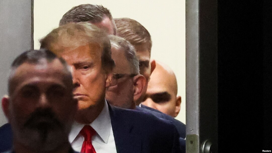 Fostul președinte american Donald Trump s-a prezentat la tribunalul federal din Miami, miercuri, iar un judecător federal l-a notificat cu privire la cele 37 de capete de acuzare reţinute împotriva lui.